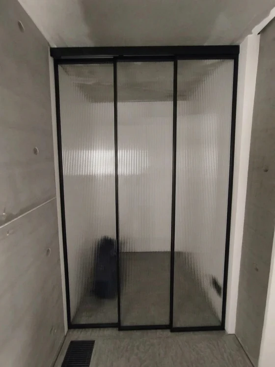 Межкомнатная перегородка 1000 линий цельностеклянная, черный