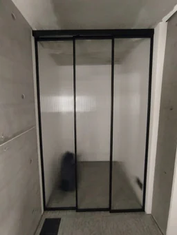 Межкомнатная перегородка 1000 линий цельностеклянная, черный