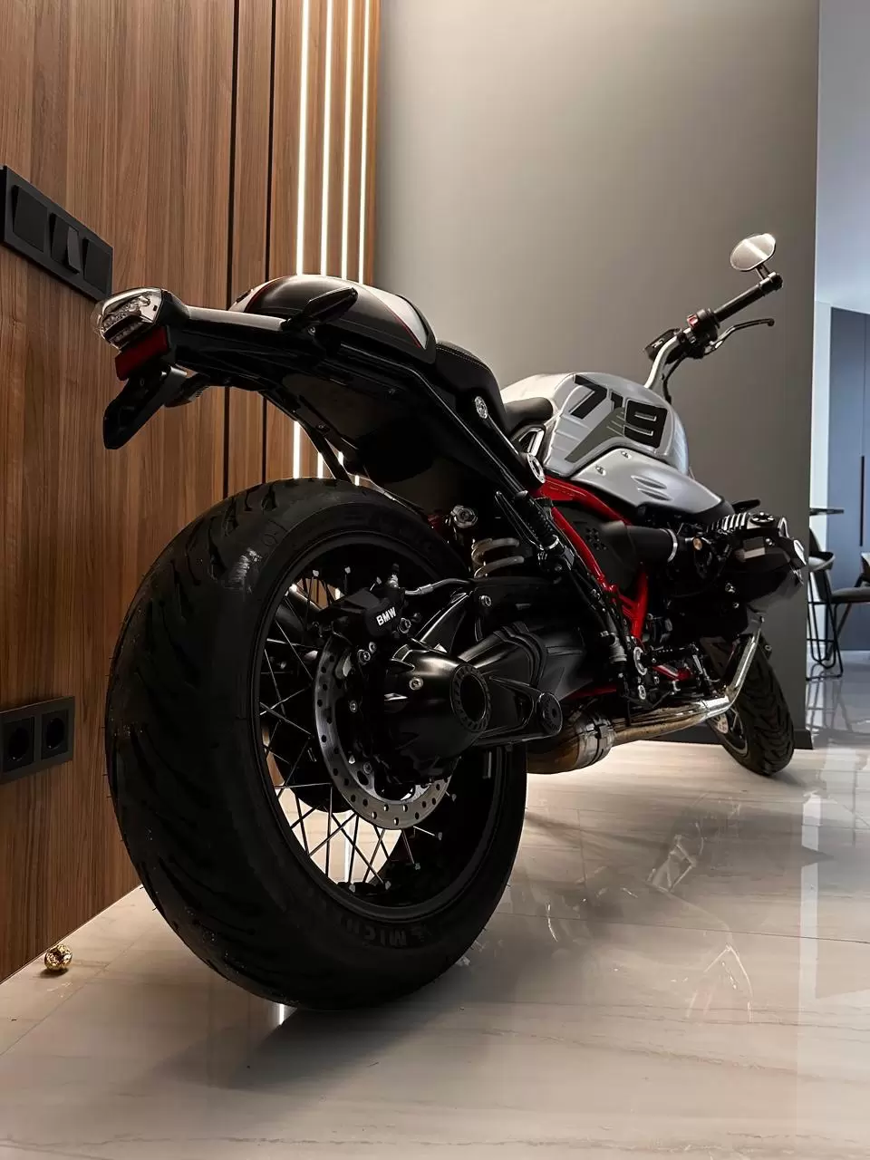 Квартира c мотоциклом — 11