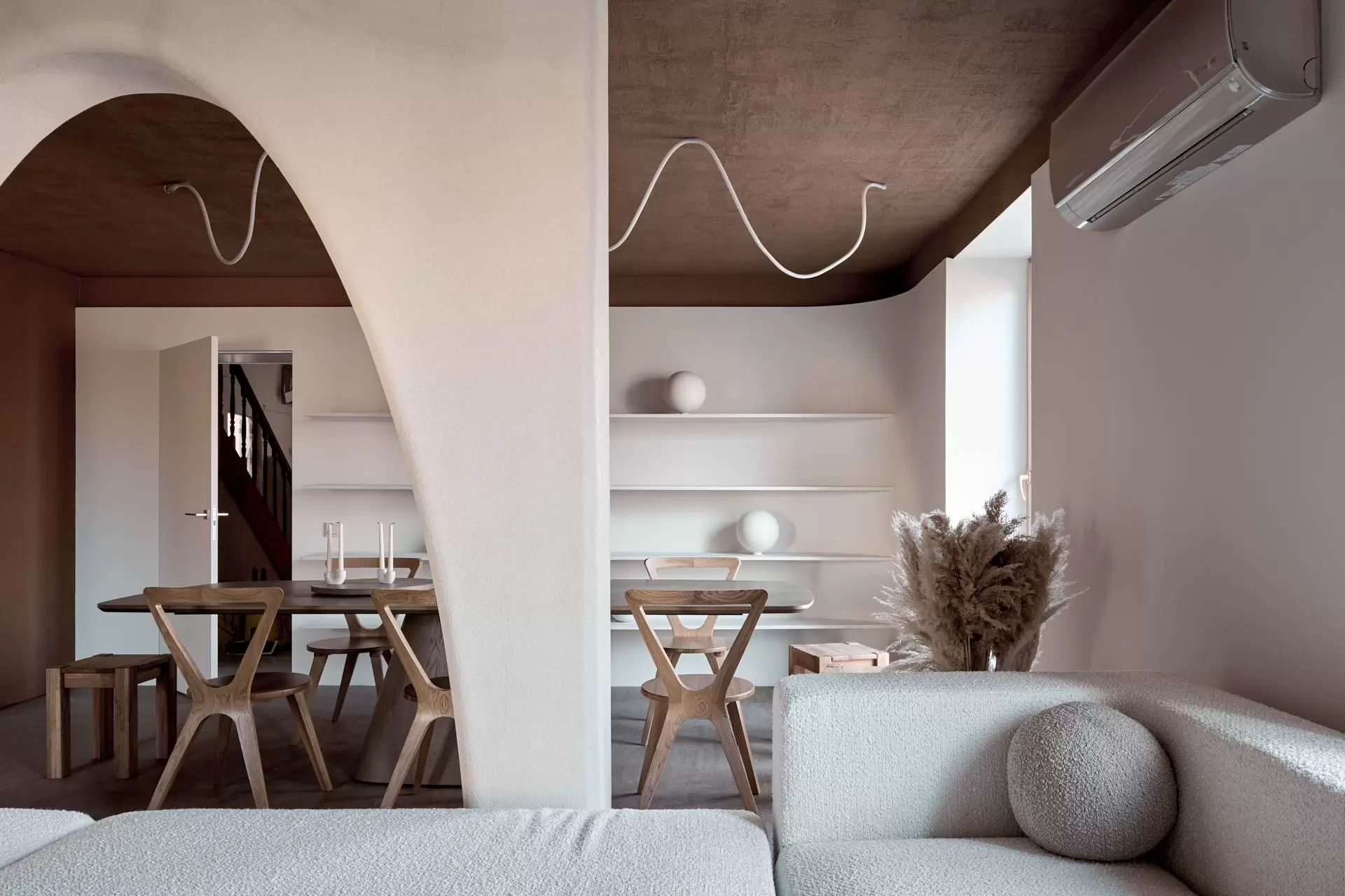 Обнимающая гостиная для многодетной семьи