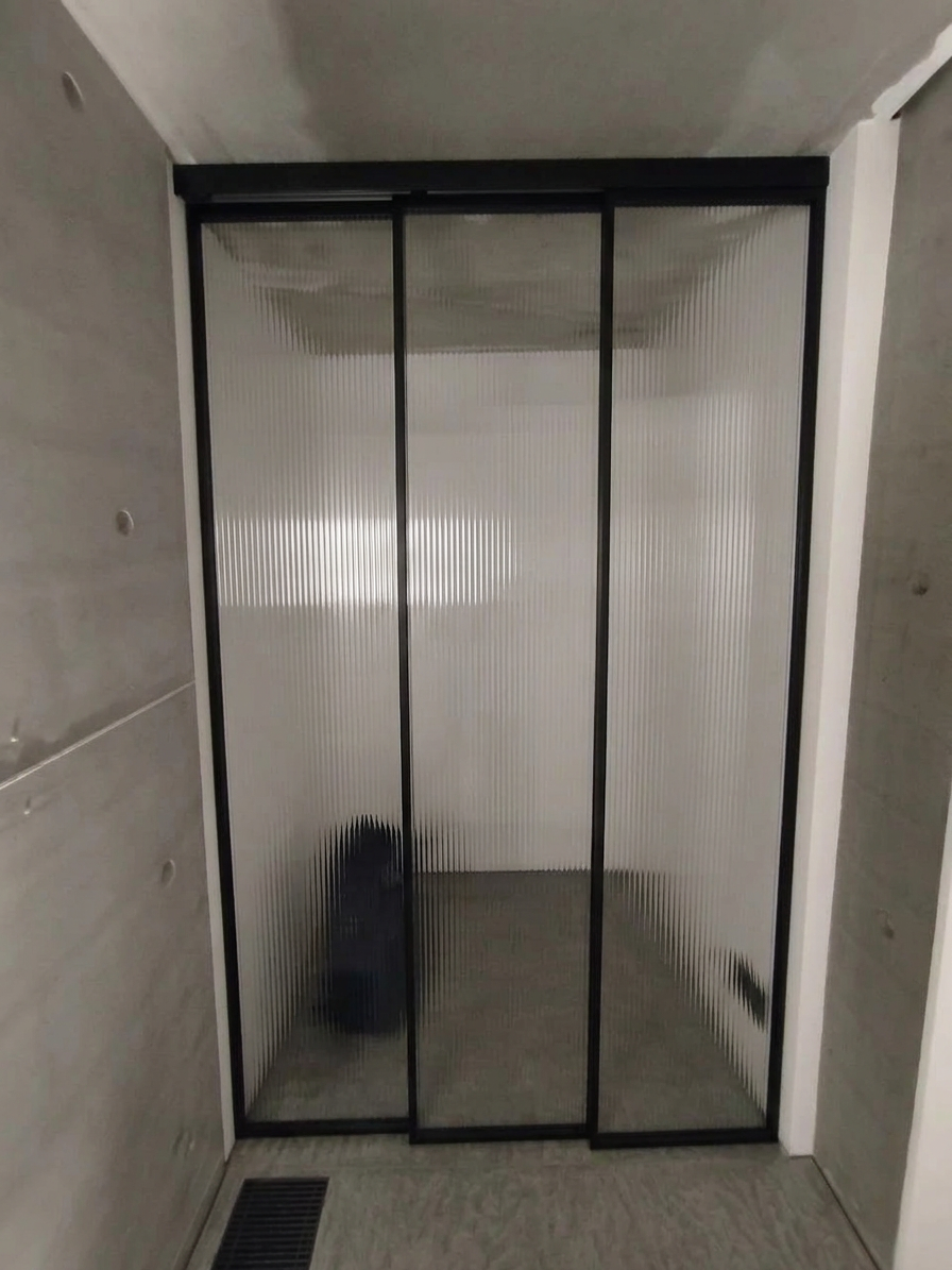 Межкомнатная перегородка 1000 линий цельностеклянная, черный